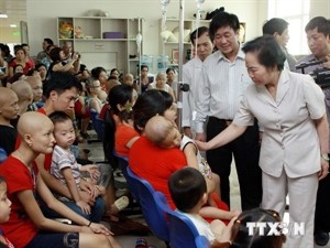 Children with cancer receive gifts on International Children’s Day - ảnh 1